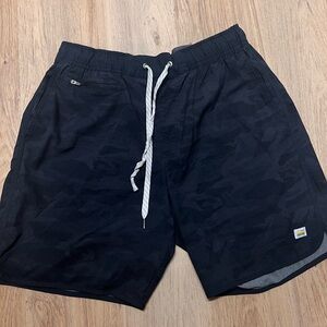 Vouri Mens L black camo shorts